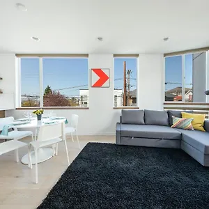 Modern Townhome In Seattle's District With Rooftop Seattle